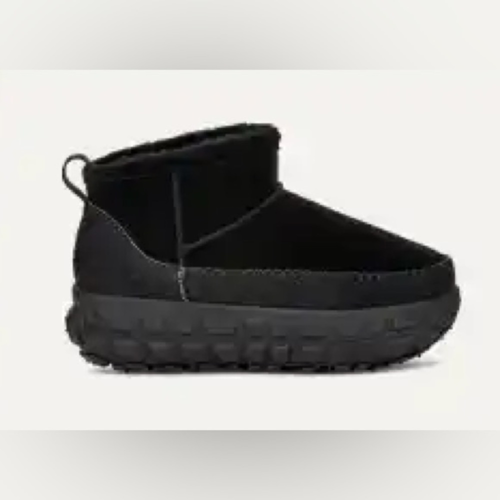 NWOT UGG Venture Daze Ultra Mini Cozy boots Black W10 M11 - Picture 1 of 6